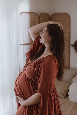 Maternity photos taken in the third trimester between 32-36 weeks