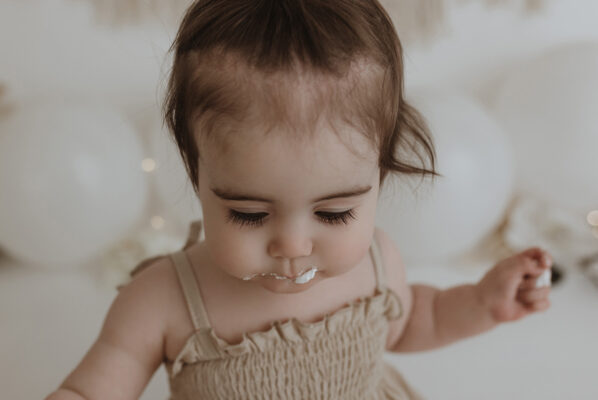 cake smash for a girl to celebrate her first birthay