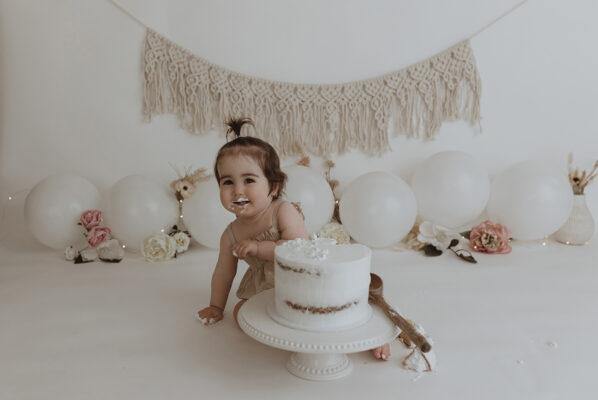 cake smash for a girl to celebrate her first birthay