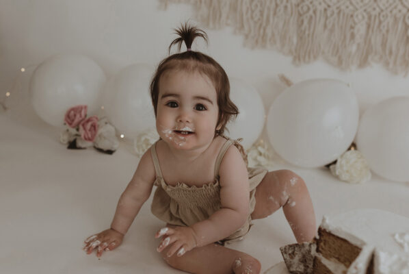 cake smash for a girl to celebrate her first birthay
