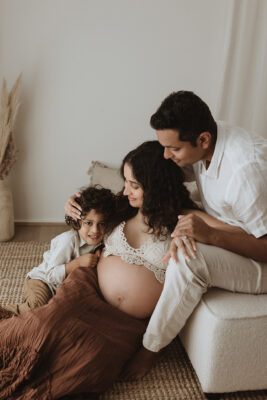Photos to celebrate the beauty of pregnancy in the third trimester with siblings
